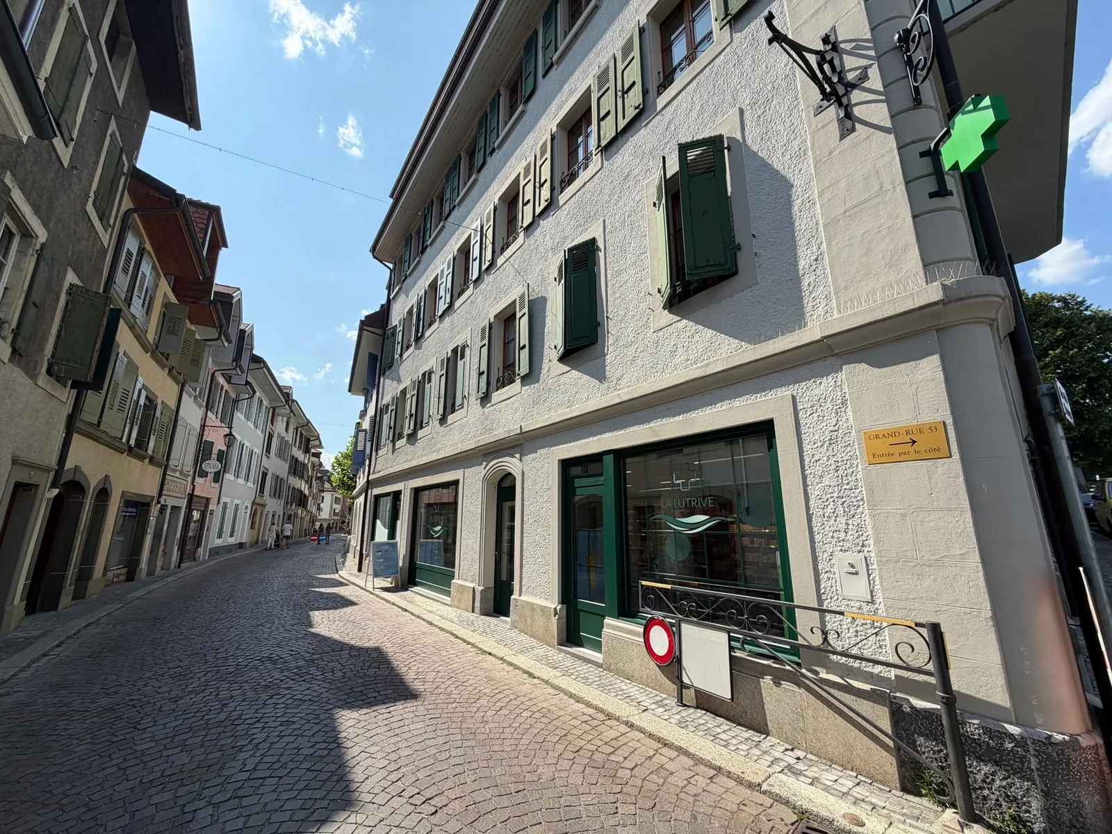 L'entrée latérale de la Pharmacie La Lutrive à Lutry