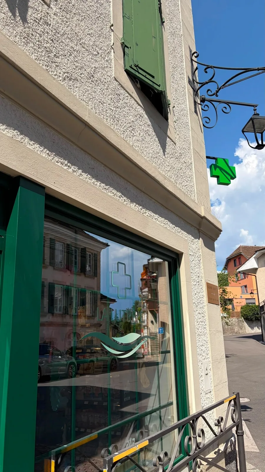 Extérieur de la Pharmacie La Lutrive