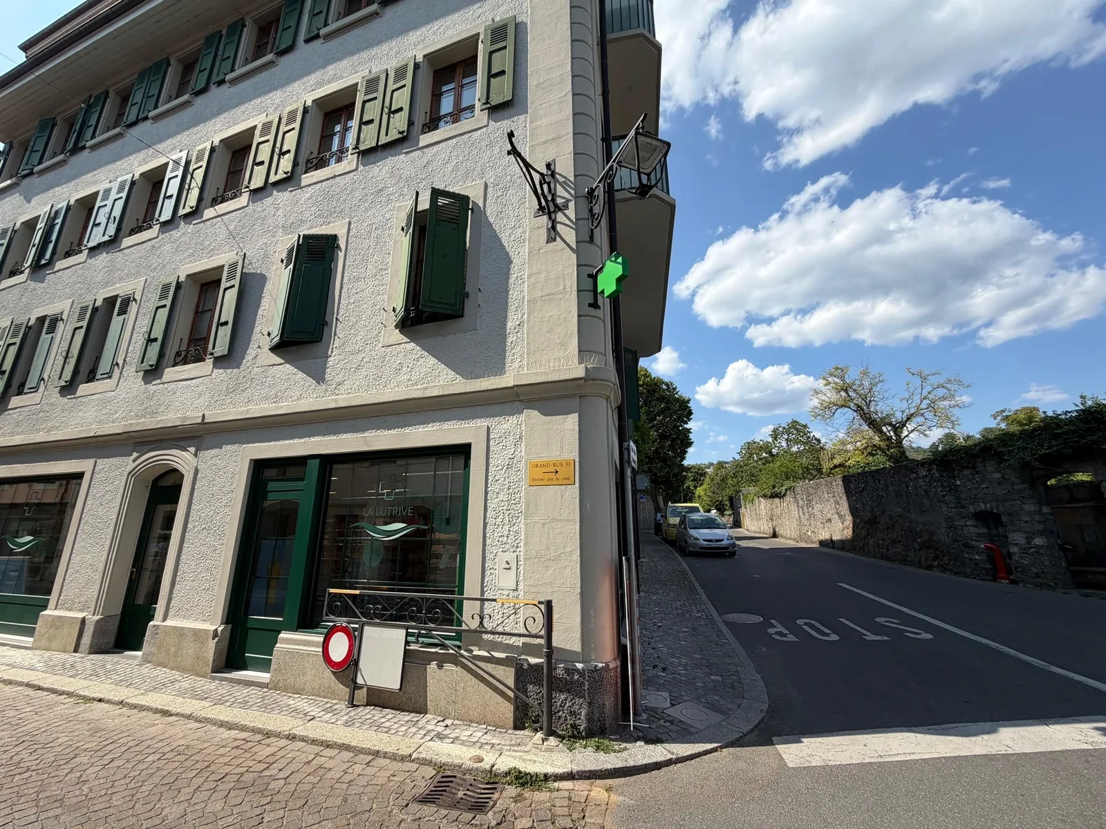 La façade de la Pharmacie La Lutrive dans la Grand-Rue à Lutry